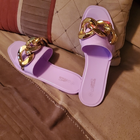 Alcata Shoes - Lavender and Gold jelly sandals  .